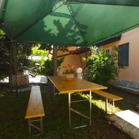 House Puntizela With Pool 747 Hébergement de vacances *
